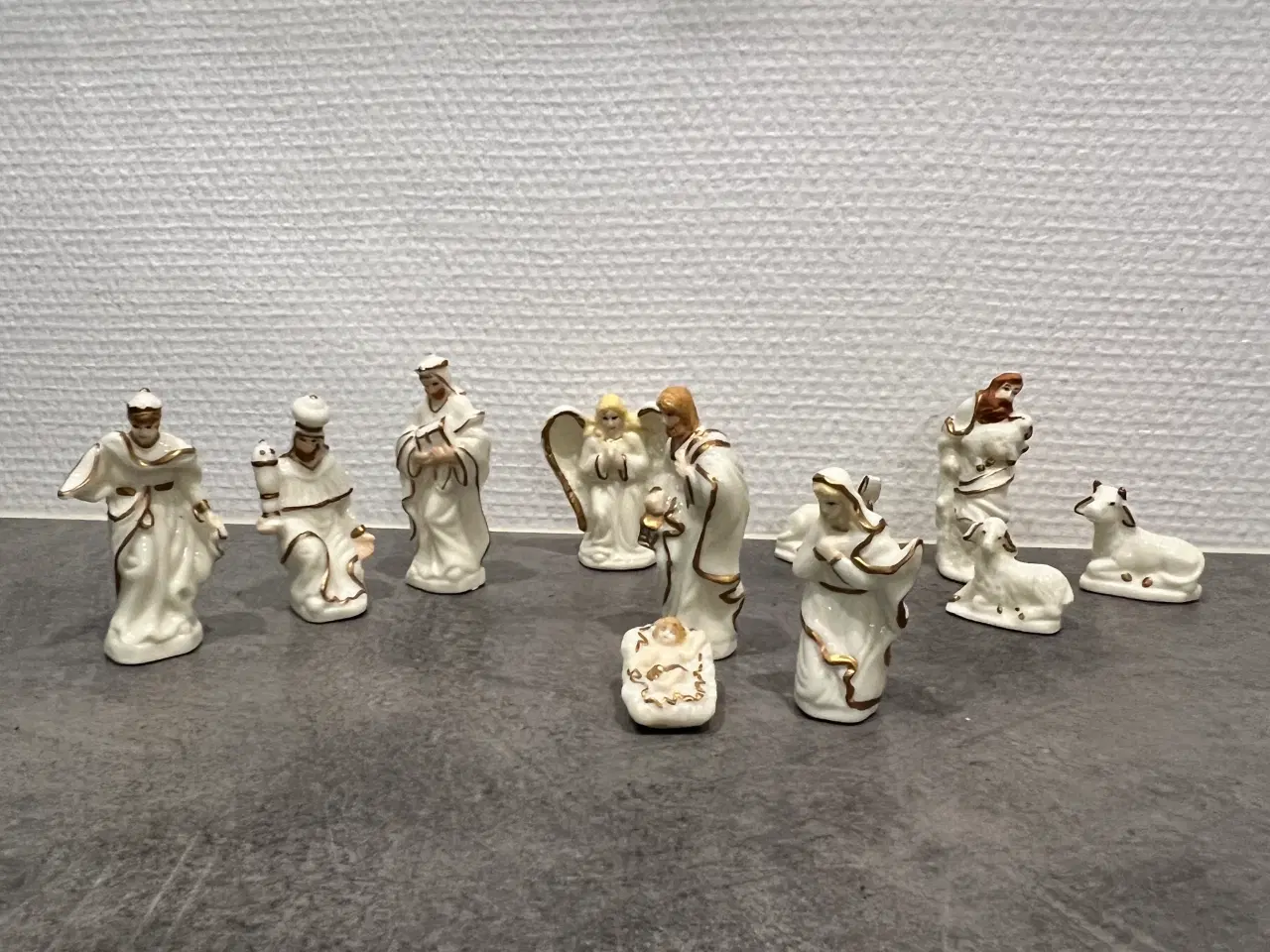 Billede 1 - Små porcelæns religiøse figurer" jesus fødsel"