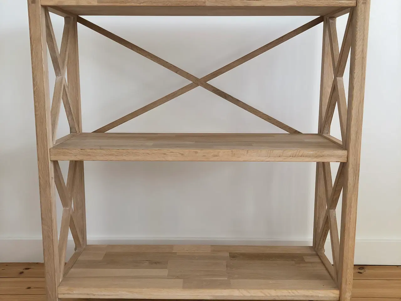 Billede 3 - Solid Egetræs Reol med Stilfuldt Design (30x80x87 