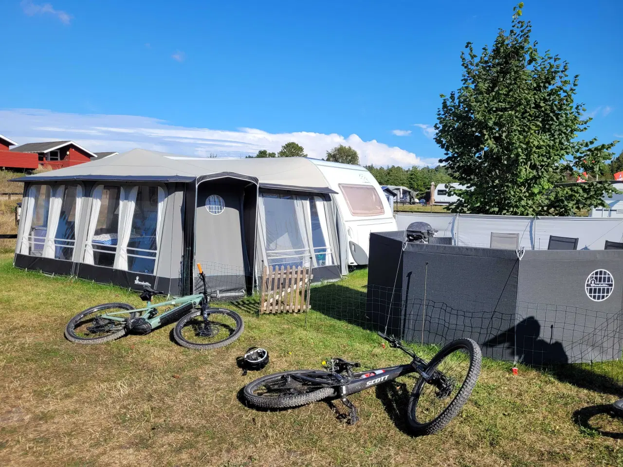 Billede 9 - Flot stor campingvogn med næsten nyt fortelt.
