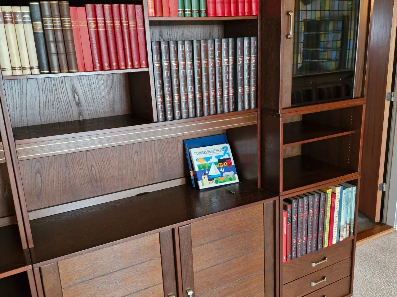 Billede 4 - Reolsystem i maghonifarvet finér