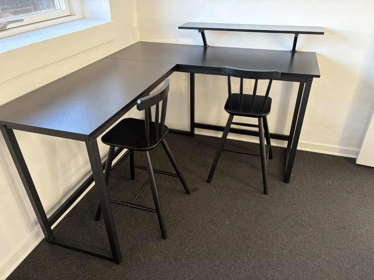 Billede 1 - Skrivebord/kreabord med 2 stole