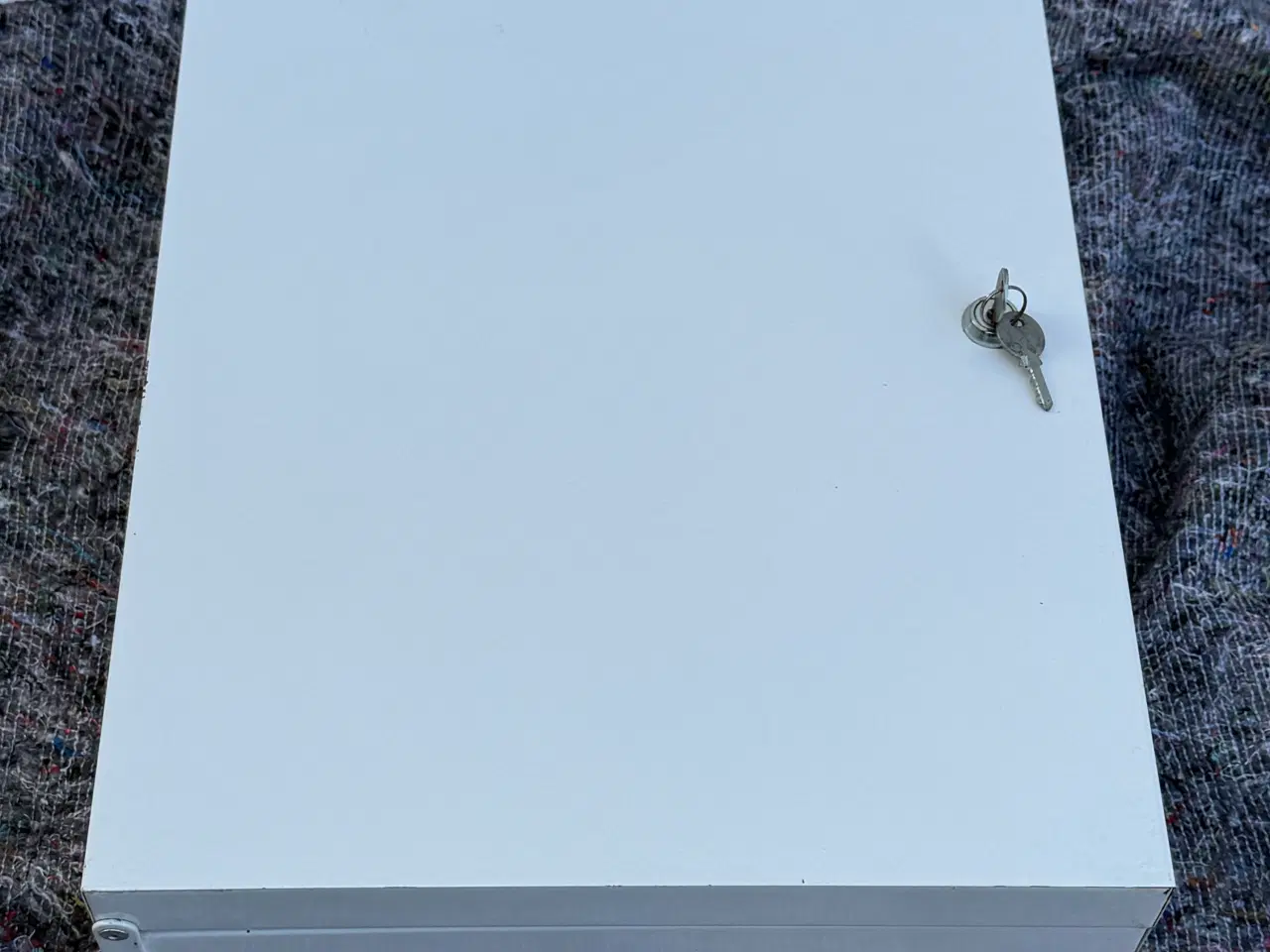 Billede 2 - IKEA medicinskab i metal m. lås og to nøgler.