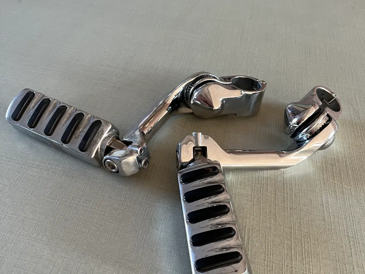 Billede 2 - 2 sæt highway pegs Harley-Davidson
