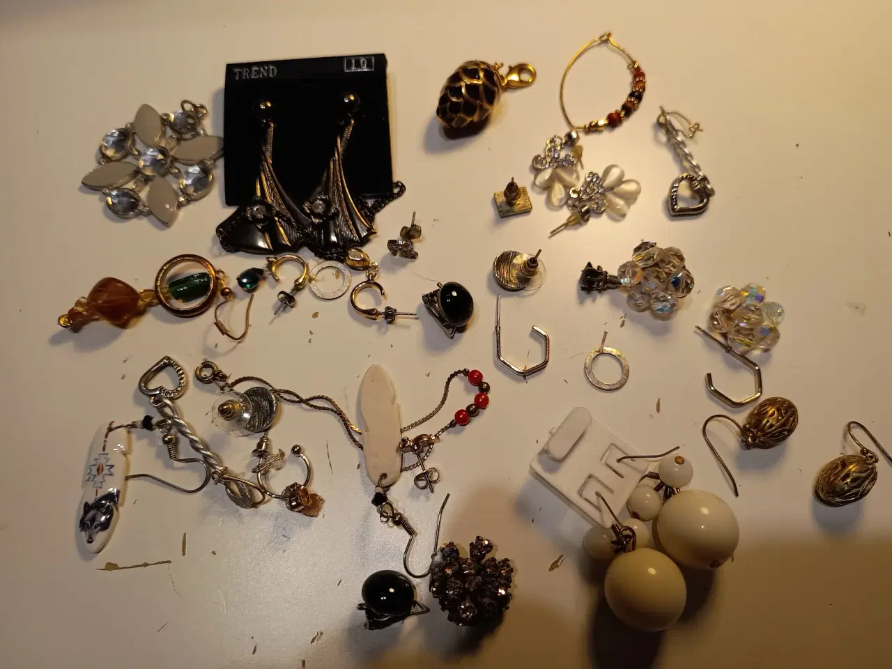 Billede 15 - Plastboks med diverse smykker fra Simili & Pilgrim