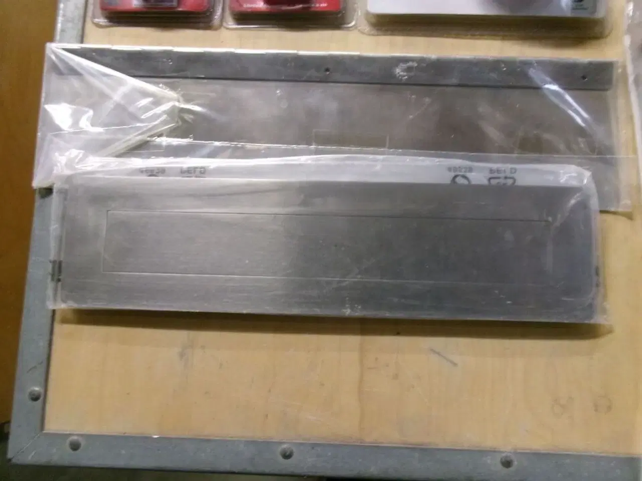 Billede 2 - Brevsprække, dørhåndtag, batteriopladere, dørklokke, lommelygter, hængelåse