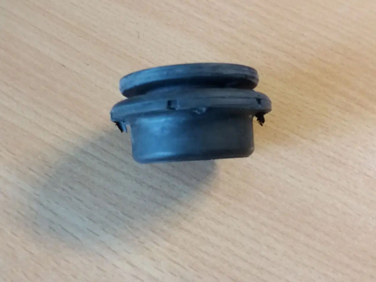 Billede 3 - Gummi for køler / nederste  Toyota Corolla