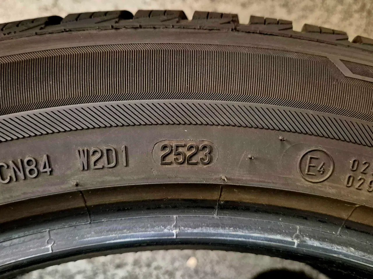 Billede 2 - 235 50 R19 NÆSTEN HELT NYE DÆK