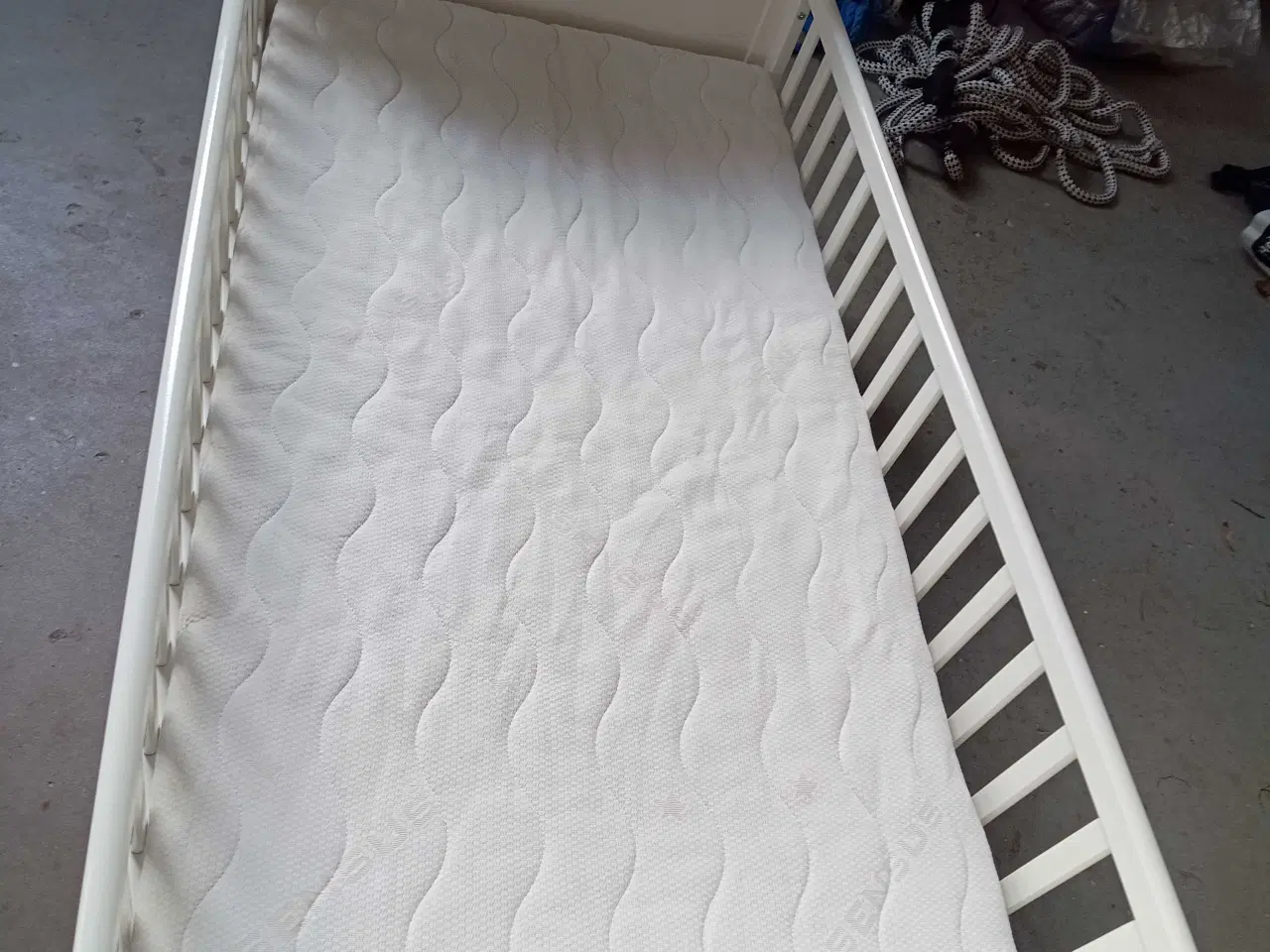 Billede 3 - Juniorseng af hvidmalet træ