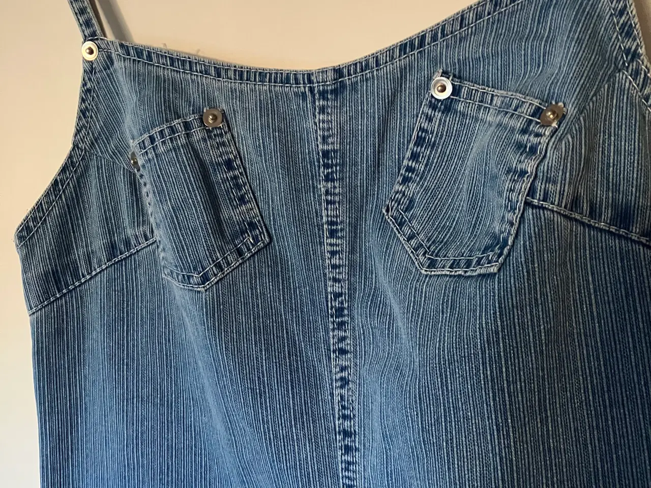 Billede 3 - Kjole i cowboystof med i str S og lynlås i bag. 