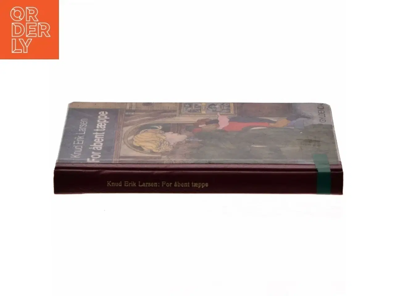 Billede 2 - For åbent tæppe af Knud Erik Larsen (Bog) fra Gyldendal