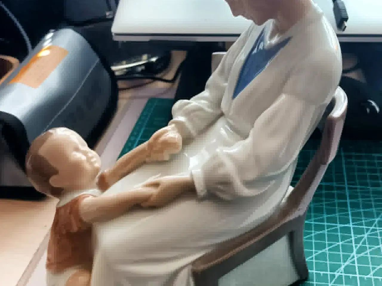 Billede 2 - Porcelænsfigur - Bing&Grøndahl.  "Mor og barn".