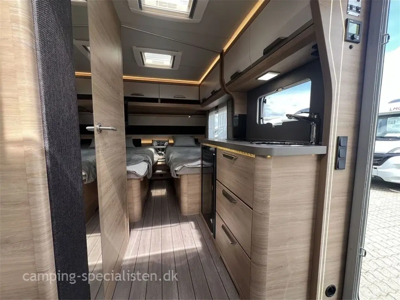 Billede 13 - 2022 - Knaus Südwind 500 EU   Lækker Knaus med enkeltsenge og stor rundsiddegruppe – spækket med udstyr! kan ses hos Camping-Specialisten.dk