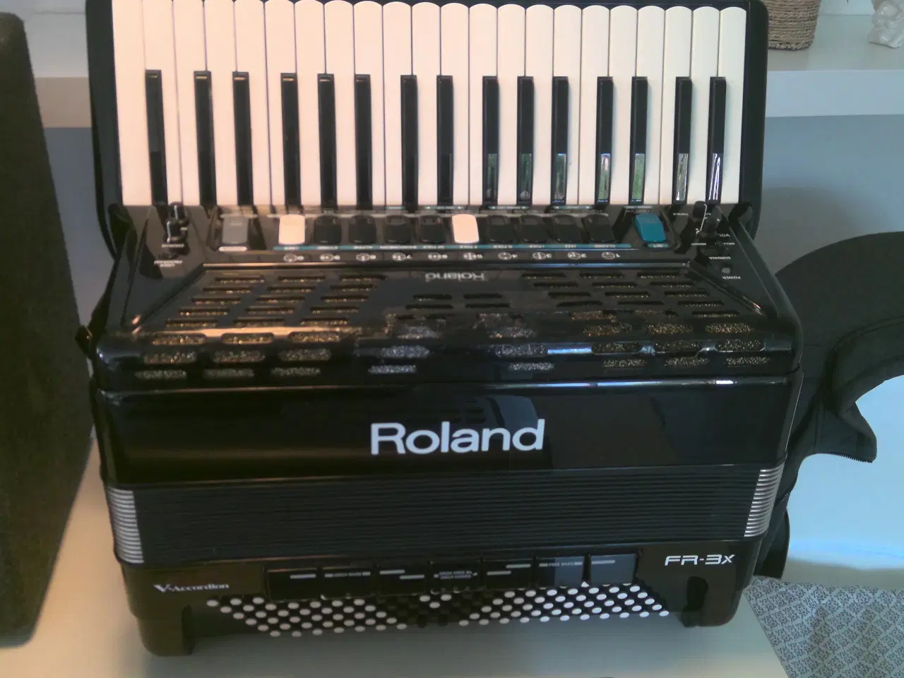 Billede 2 - Harmonika Roland 3X m. tilbehør