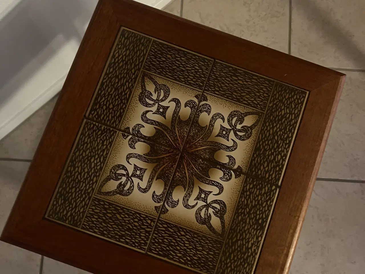 Billede 8 - Træborde med fliseplade