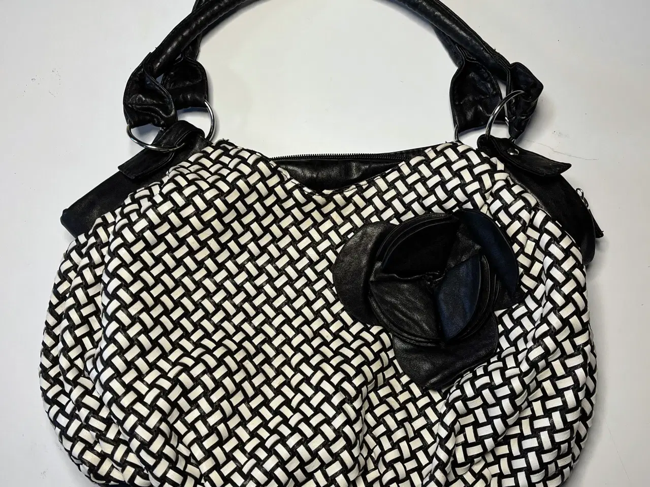 Billede 2 - Fin sort/hvid dame håndtaske