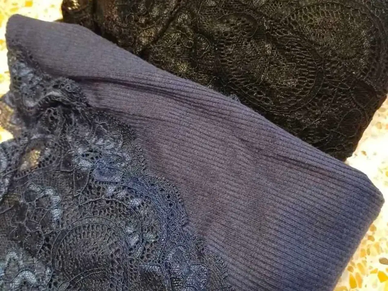 Billede 1 - 2 x OFELIA bluser 