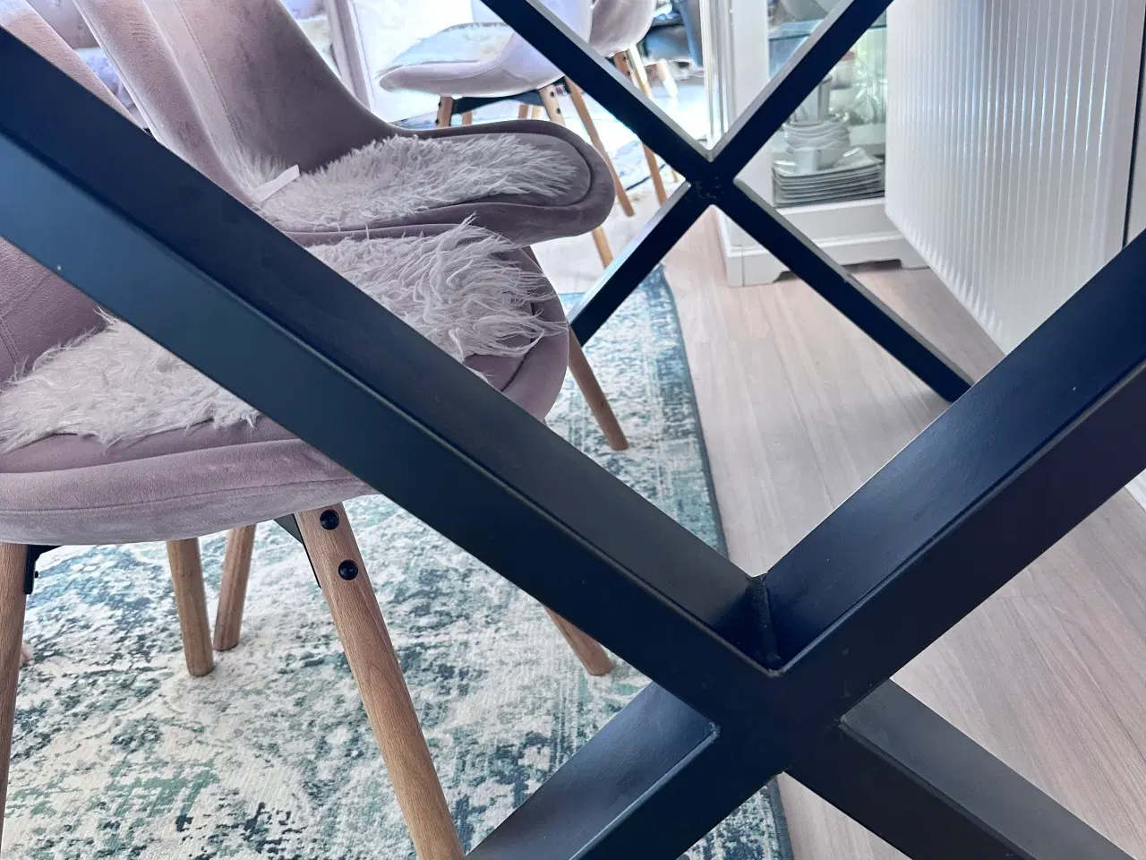 Billede 3 - Spisebord med 4 stole 