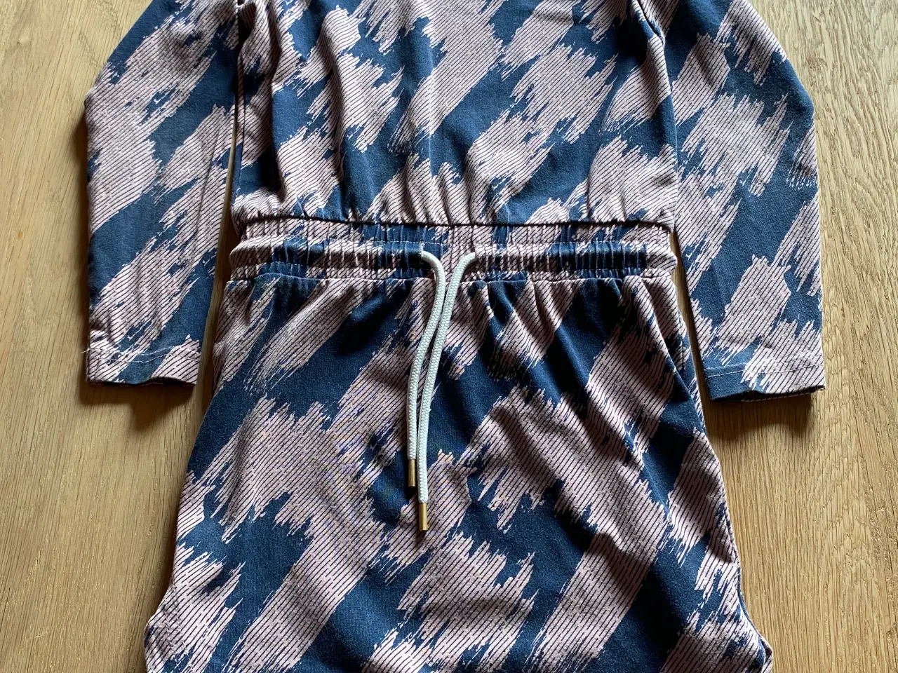 Billede 1 - Hummel kjole 122 og mere tøj i 122