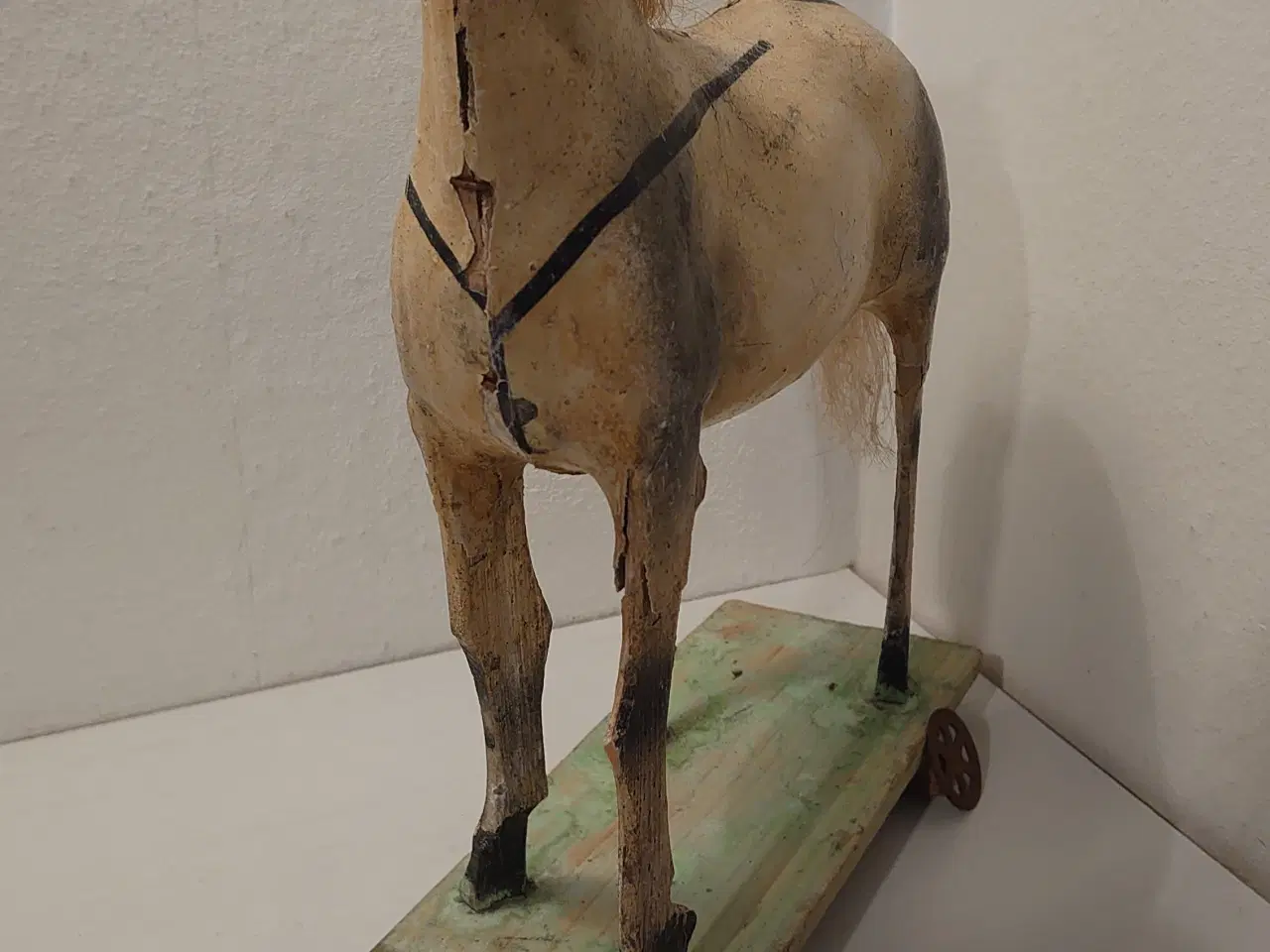 Billede 4 - Gammel sjælden stor hest i træ og papmache.