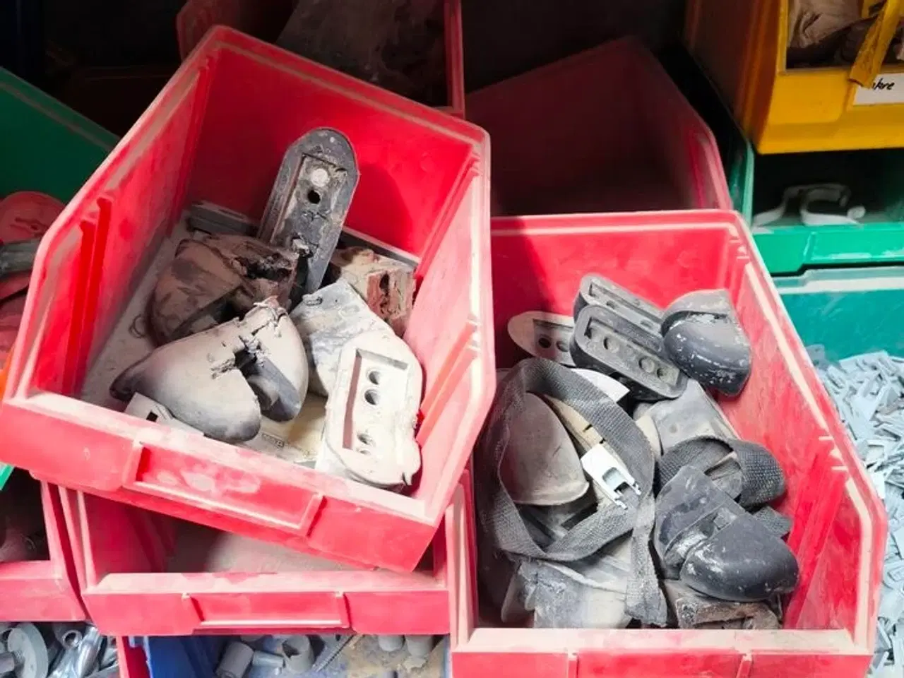 Billede 6 - Indhold på reoler