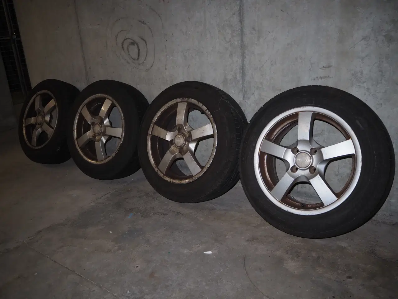 Billede 1 - Sommerdæk på fælge. Kom med et bud.