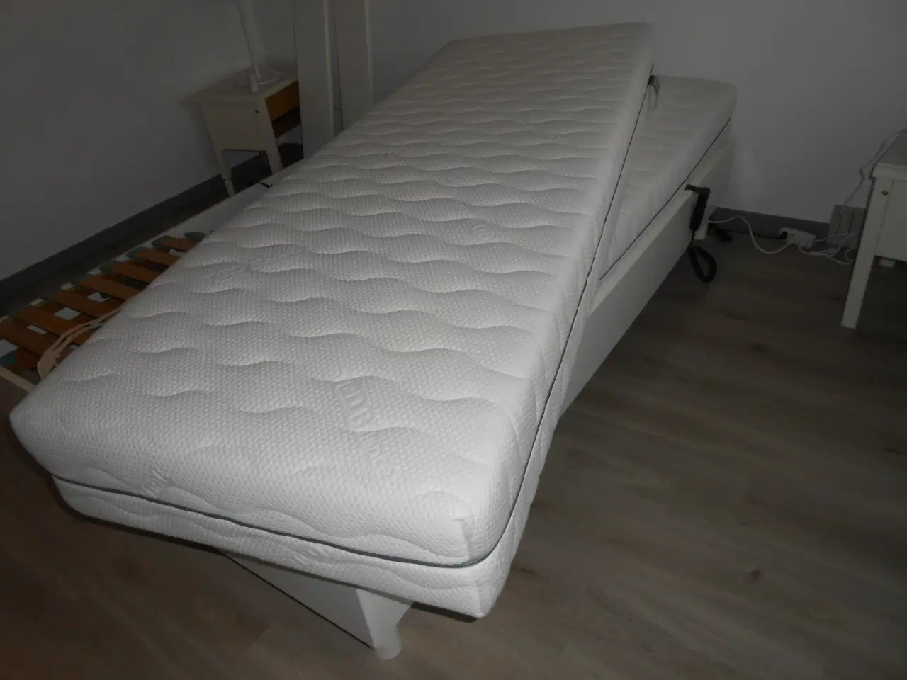 Billede 3 - Flot hvid seng 140x200.