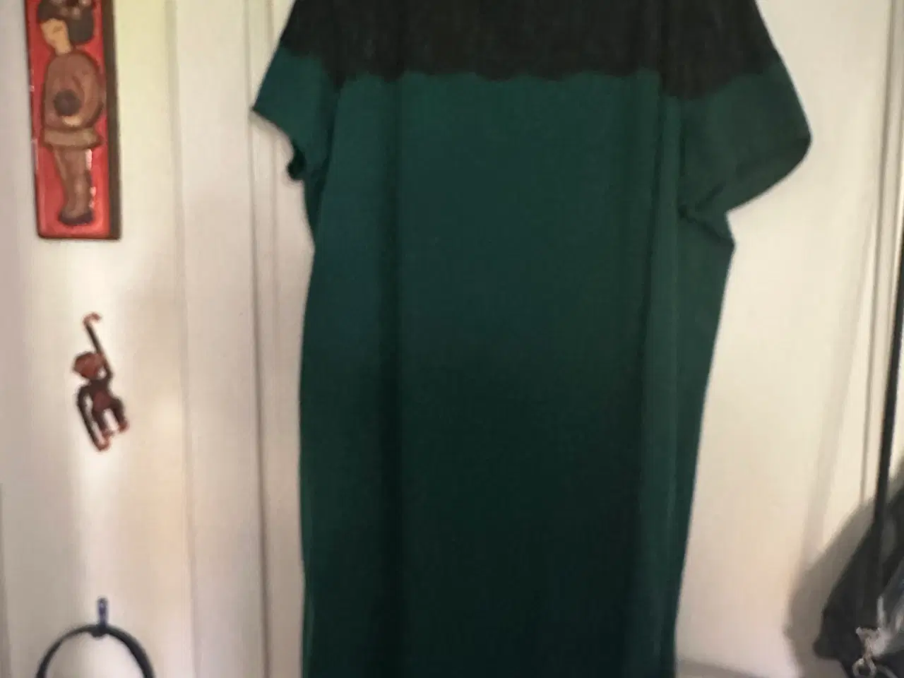 Billede 1 - Mørkegrøn kjole med blonde udskæring