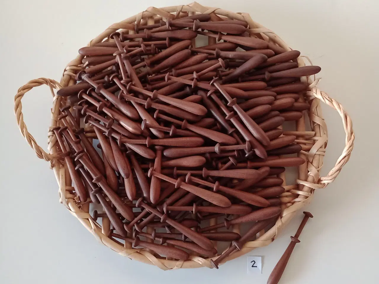 Billede 3 - Kniplepinde: foto + info med alm + perler.