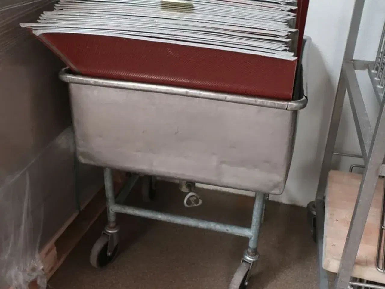 Billede 1 - Kar på hjul inkl. indhold