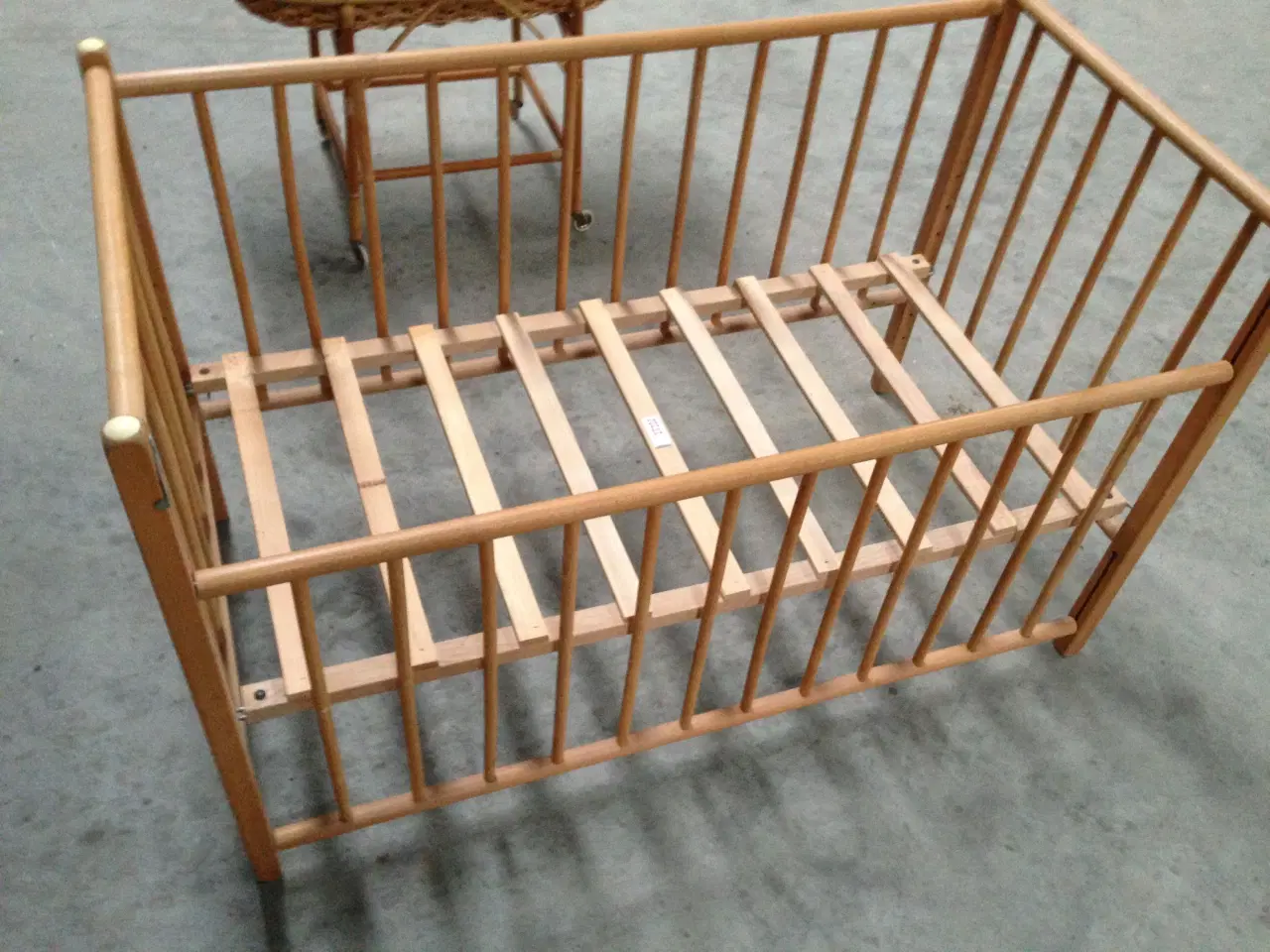 Billede 1 - Tremmeseng i bøgetræ.