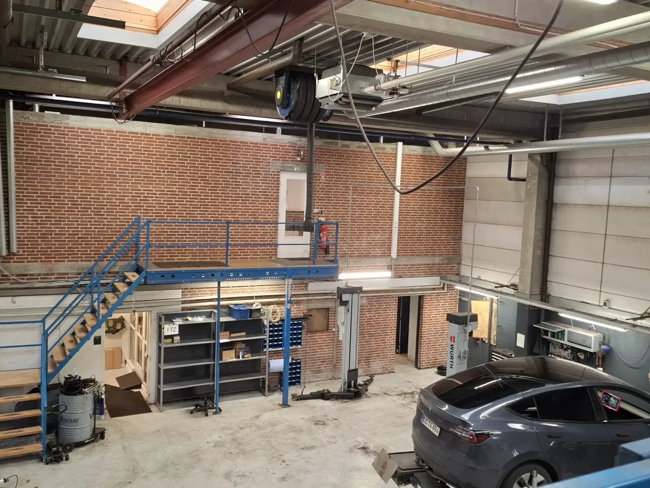 Billede 35 - AUTOVÆRGSTED eller LAGER med store Port. Centralt beliggende ved 2 motorvejstilkørsler. Stort udeareal til præsentation af biler.