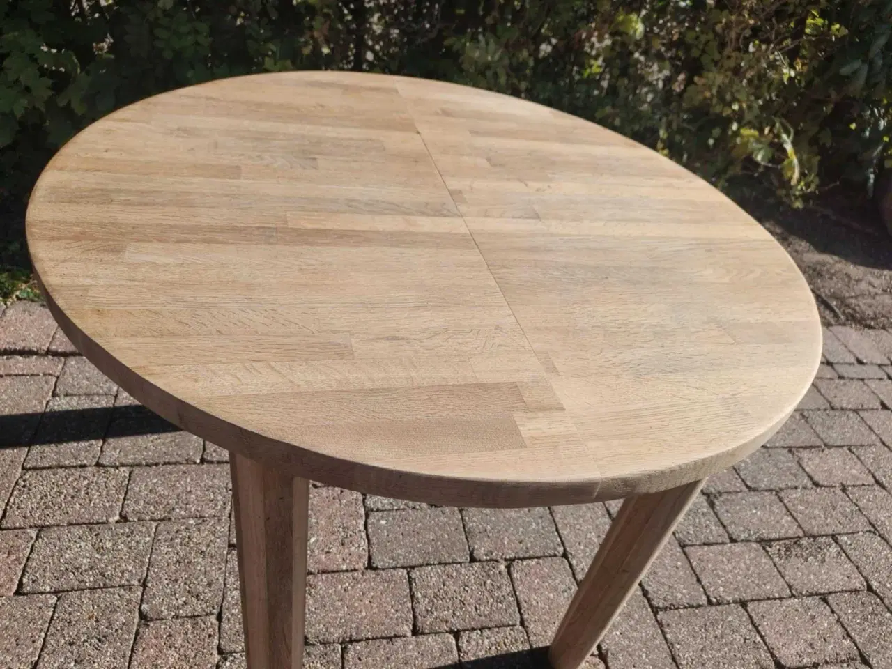 Billede 1 - Rund massiv egetræ spisebord med udtræk og 2 tillæ