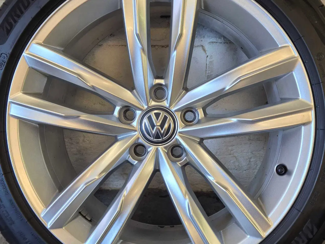 Billede 1 - VW "DARTFORD" ORIGINAL ALUFÆLGE MED NYE SOMMERDÆK 