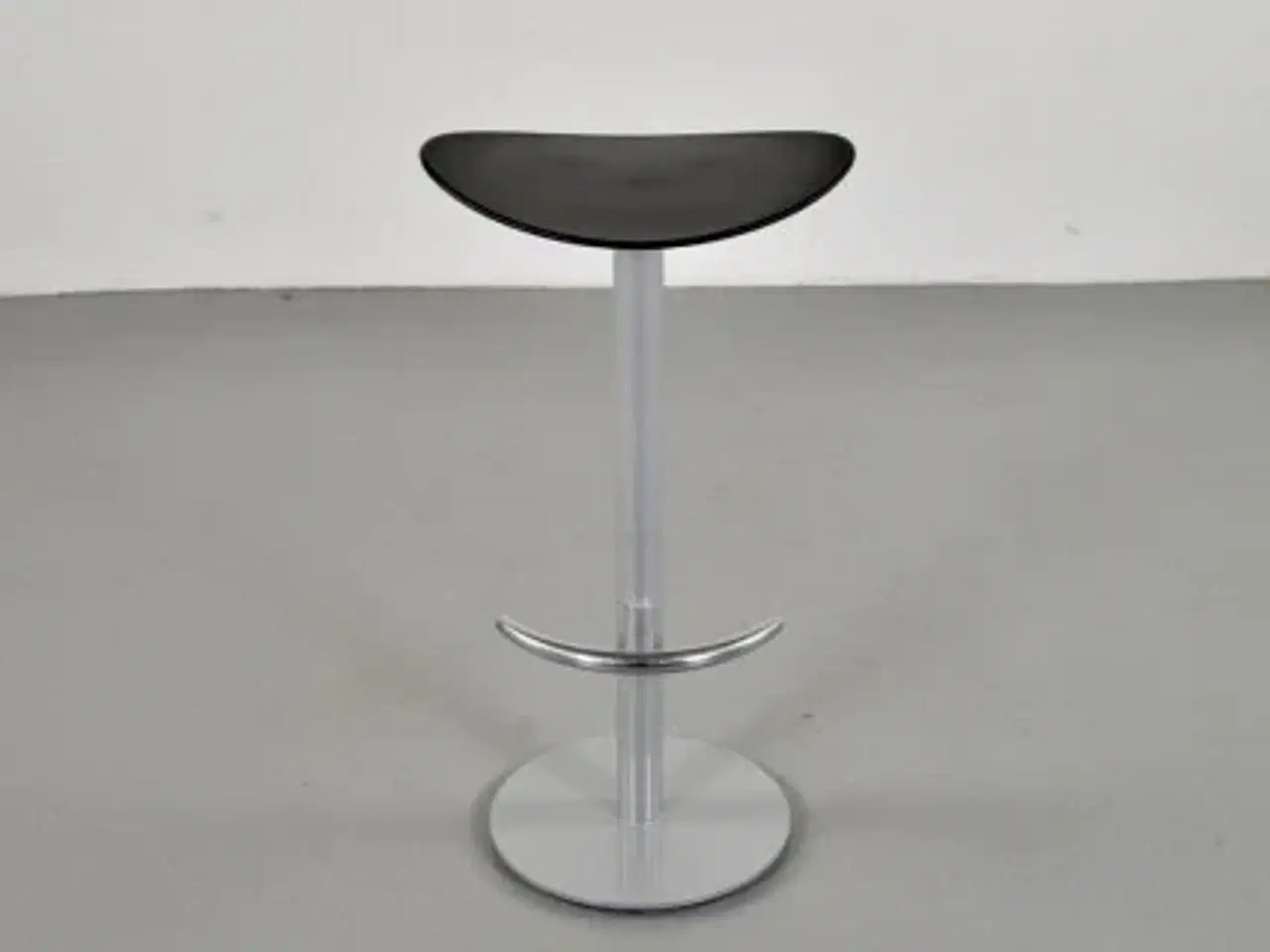 Billede 1 - Barstol med sort sæde, på grå fod