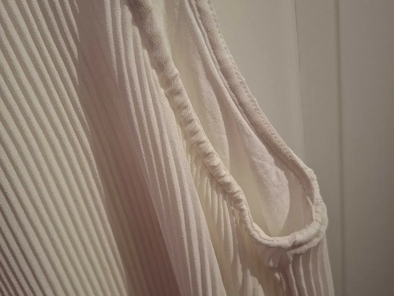 Billede 4 - Flot hvid bluse perfekt til sommer