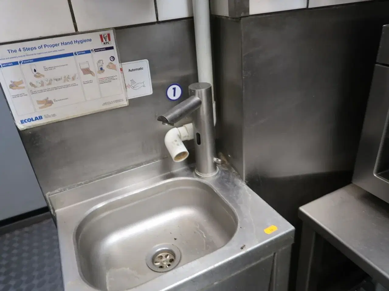 Billede 4 - Vaskestation, papirdispenser, sæbedispenser m.m.
