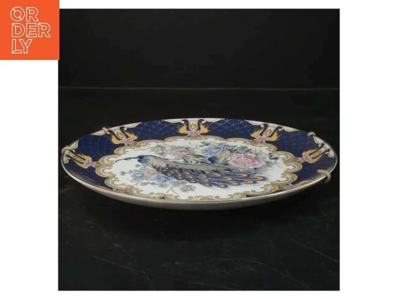 Billede 2 - Dekorativ porcelænstallerken med påfuglemotiv (str. Ø 26,5 cm)