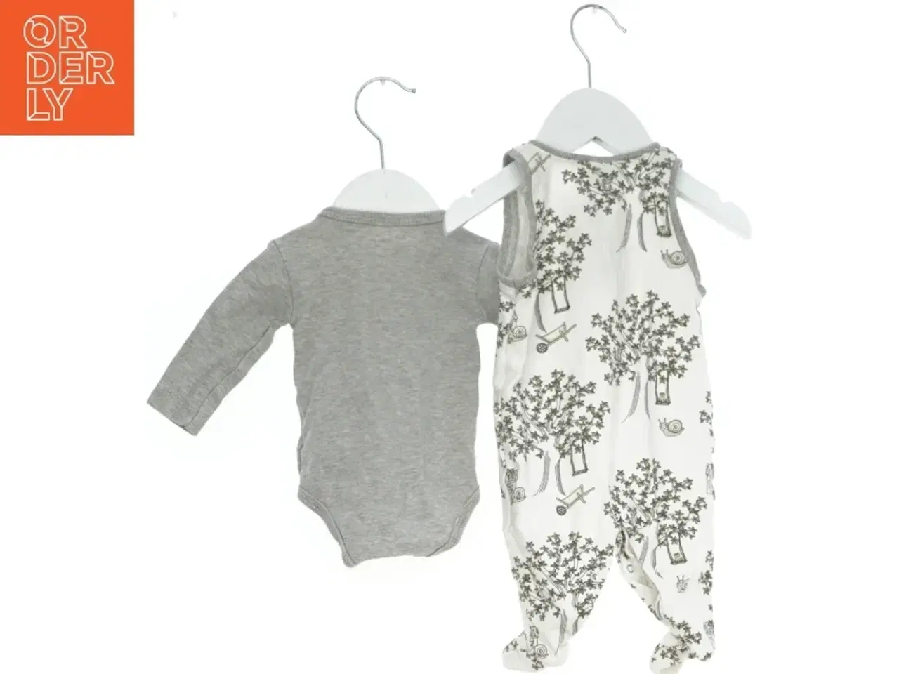 Billede 2 - Babysæt med grå heldragt og mønstret sparkedragt fra Fixoni (str. 56)