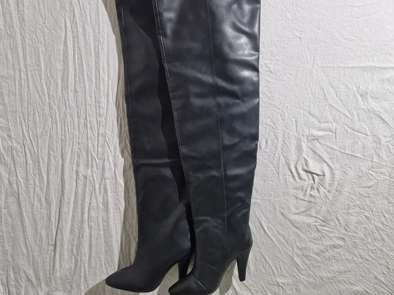 Billede 1 - H&M Støvler, Sort, EUR 37,High knee Boots