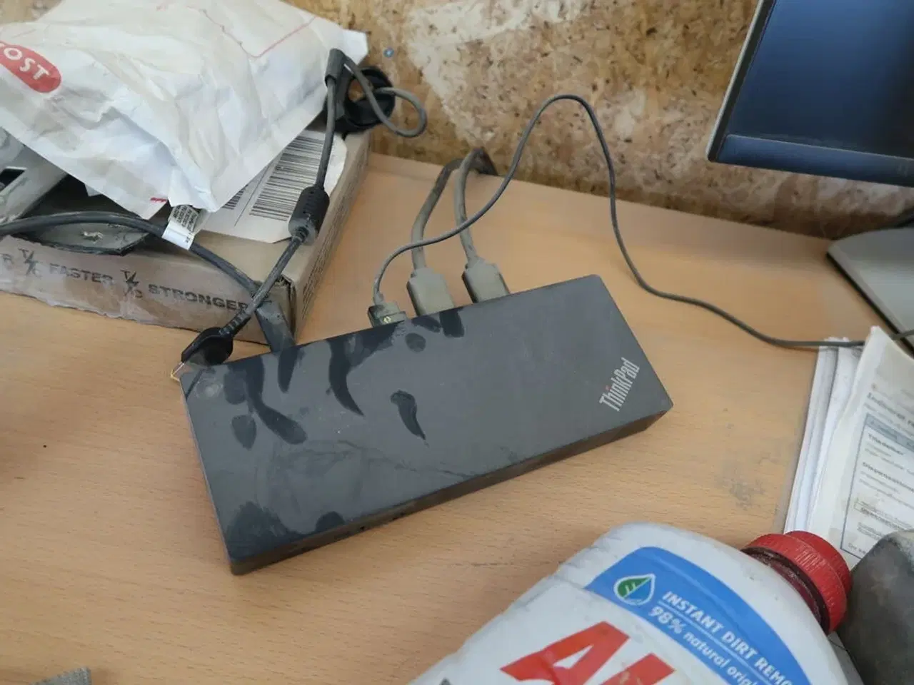 Billede 5 - El. hæve/sænke skrivebord med indhold bl.a. 2 stk. computerskærme DELL S2421HN, dockingstation m.m.