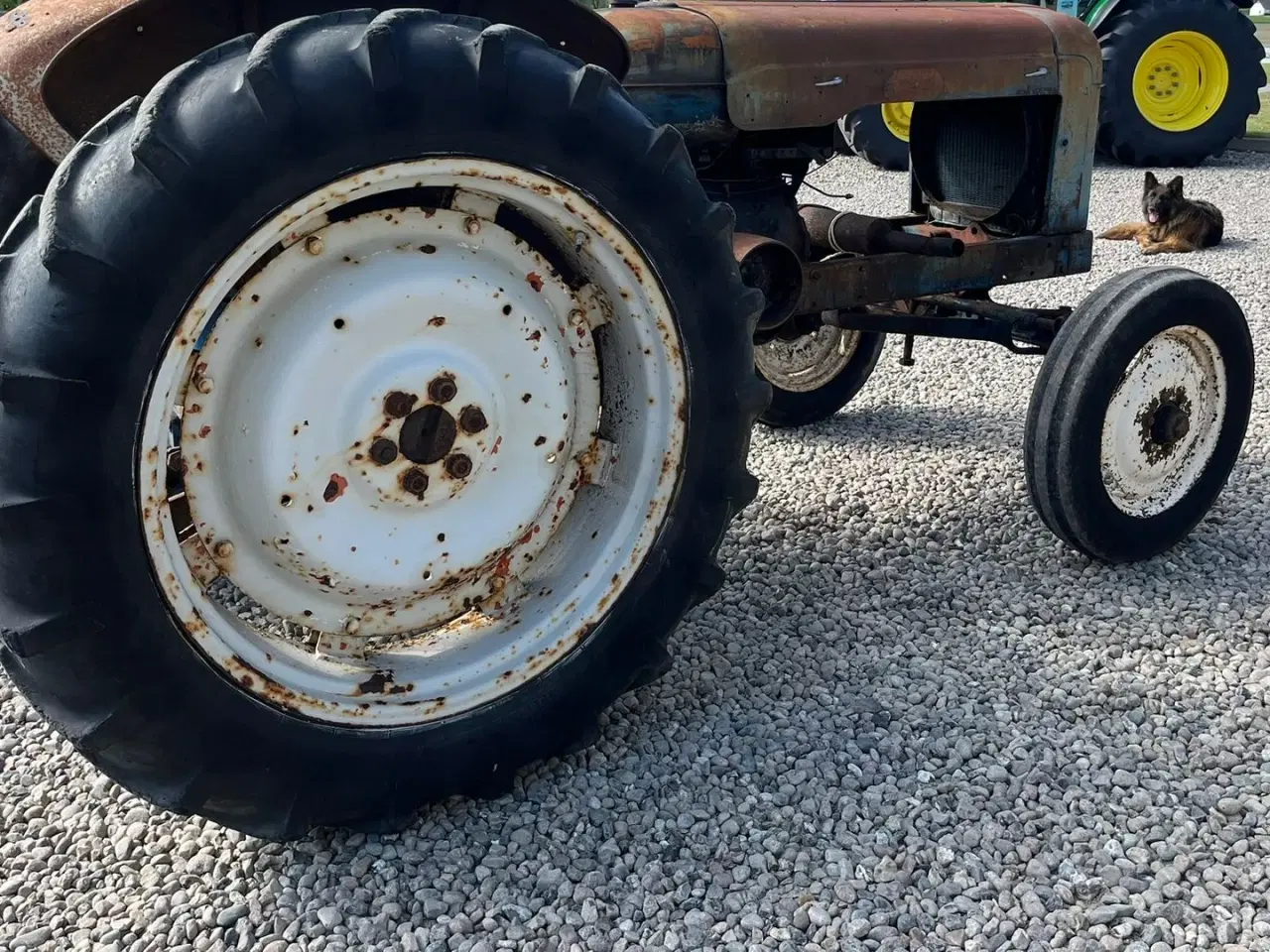 Billede 13 - Fordson Major Motoren mangler, men mange god dele.
