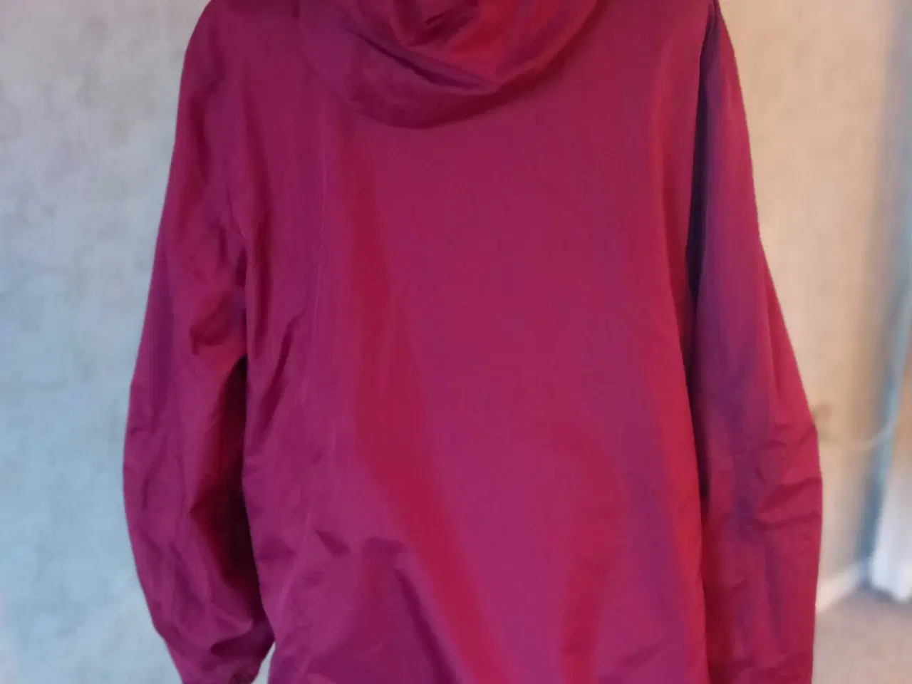 Billede 3 - Bordeauxrød Regnjakke 