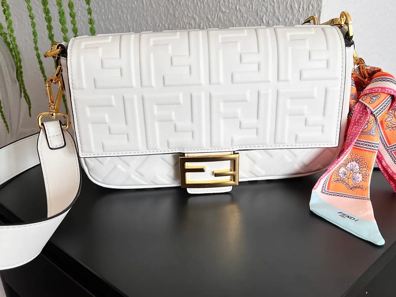 Billede 12 - Flot hvid baguette taske.