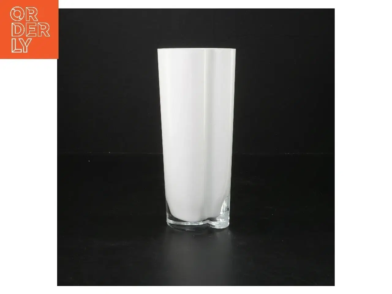 Billede 1 - Hvid vase (str. 18,5 cm)