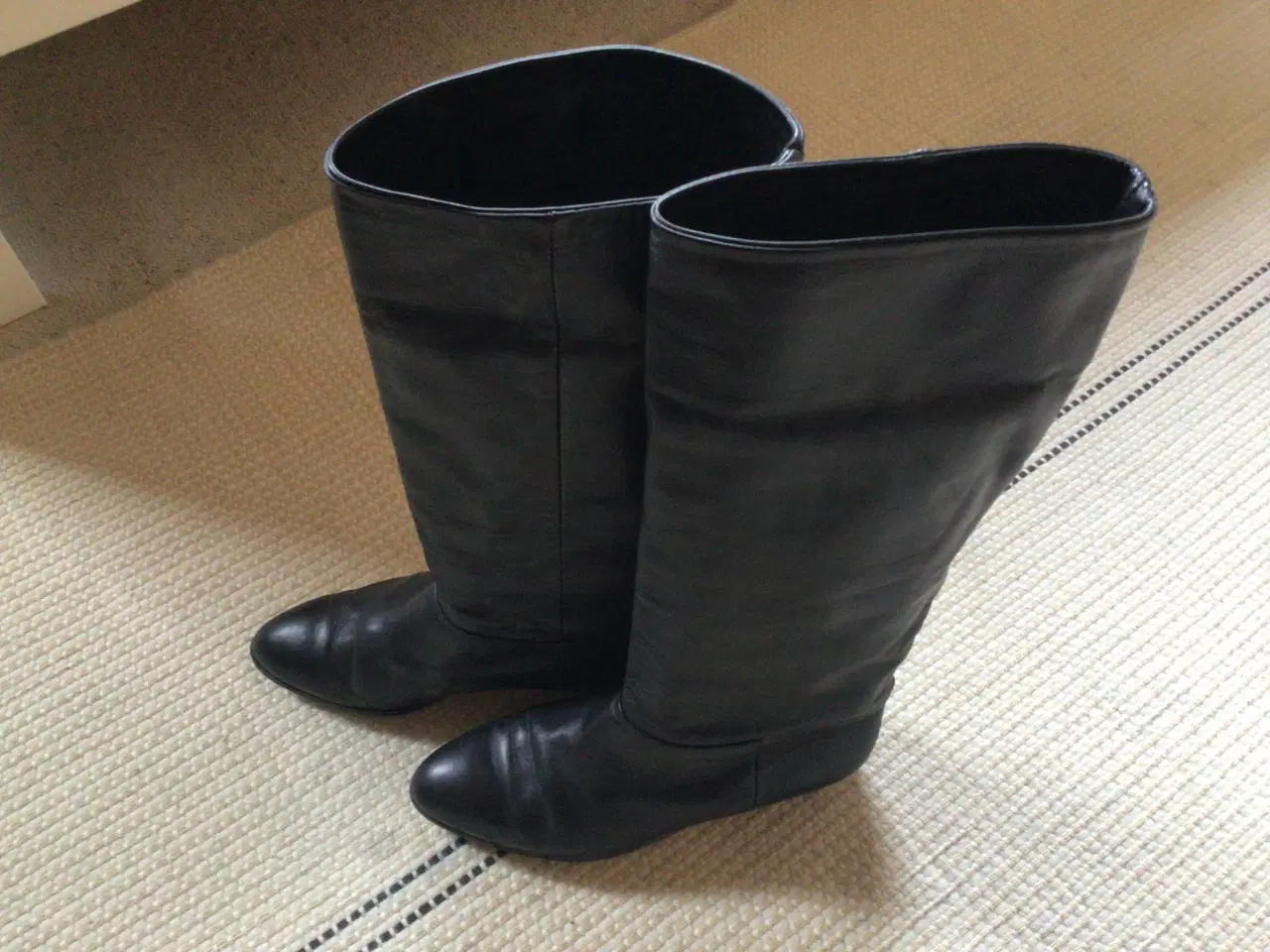 Billede 2 - Sorte knælange skindstøvler