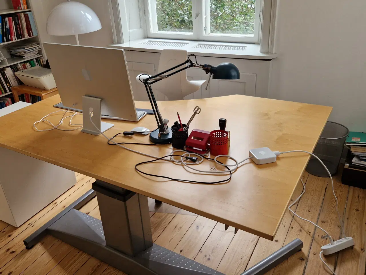 Billede 4 - Solidt hæve/sænkeskrivebord gives væk