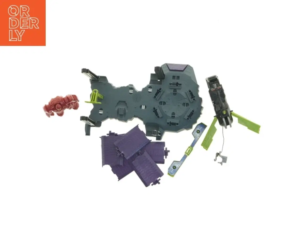 Billede 2 - Legebase med figur og tilbehør (str. Rød figur 10 x 9 x 3 cm)