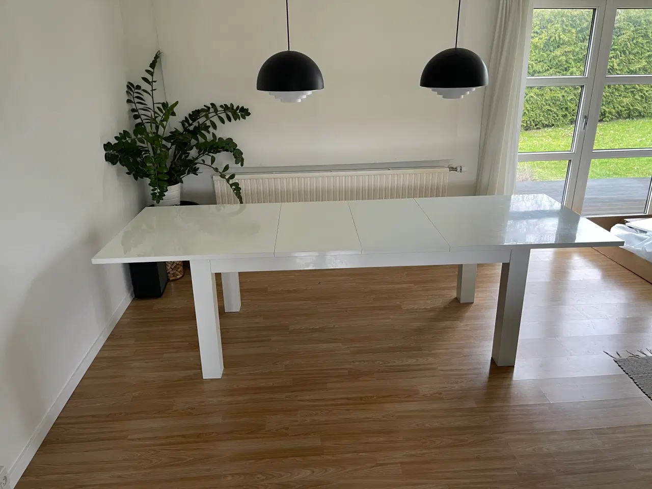 Billede 4 - Hvid solid spisebord med udtræk og 2 tillægsplader
