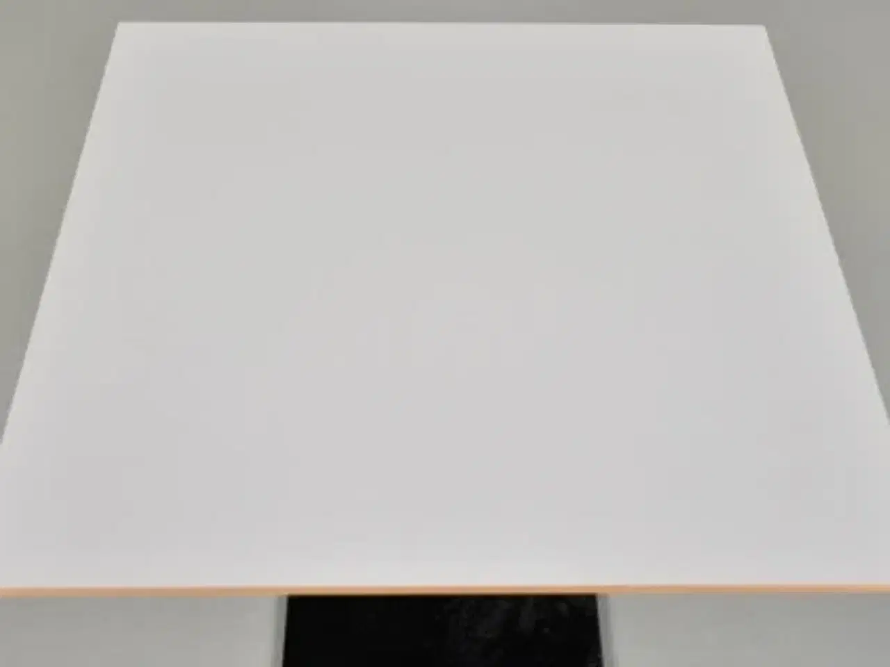 Billede 5 - Lavt cafebord fra zeta furniture med lysegrå plade og sort fod.