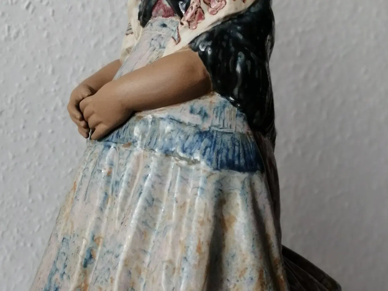 Billede 2 - Lladrofigur af pige med tørklæde 